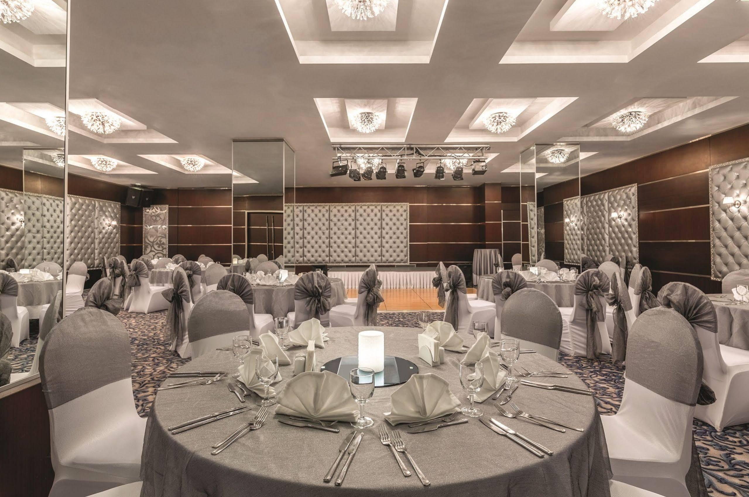 Hotel Ramada By Wyndham Ankara Exterior foto